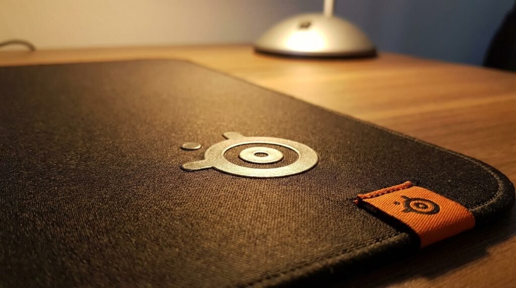 โลโก้ SteelSeries และป้ายสีบนแผ่นรองเมาส์ QcK Performance